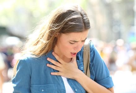 Anxiety Treatment in Dubai. The picture shows a young woman with anxiety in her face. During an anxiety attack she is holding her hand on the chest