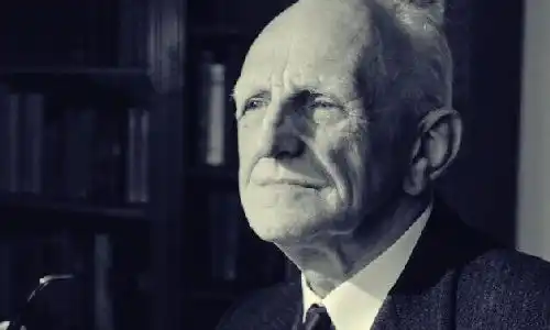 The black and white picture shows Donald Winnicott British paediatrician and psychoanalyst. He worked with traumatized children and developed the theoretical basis for the PTSD treatment 