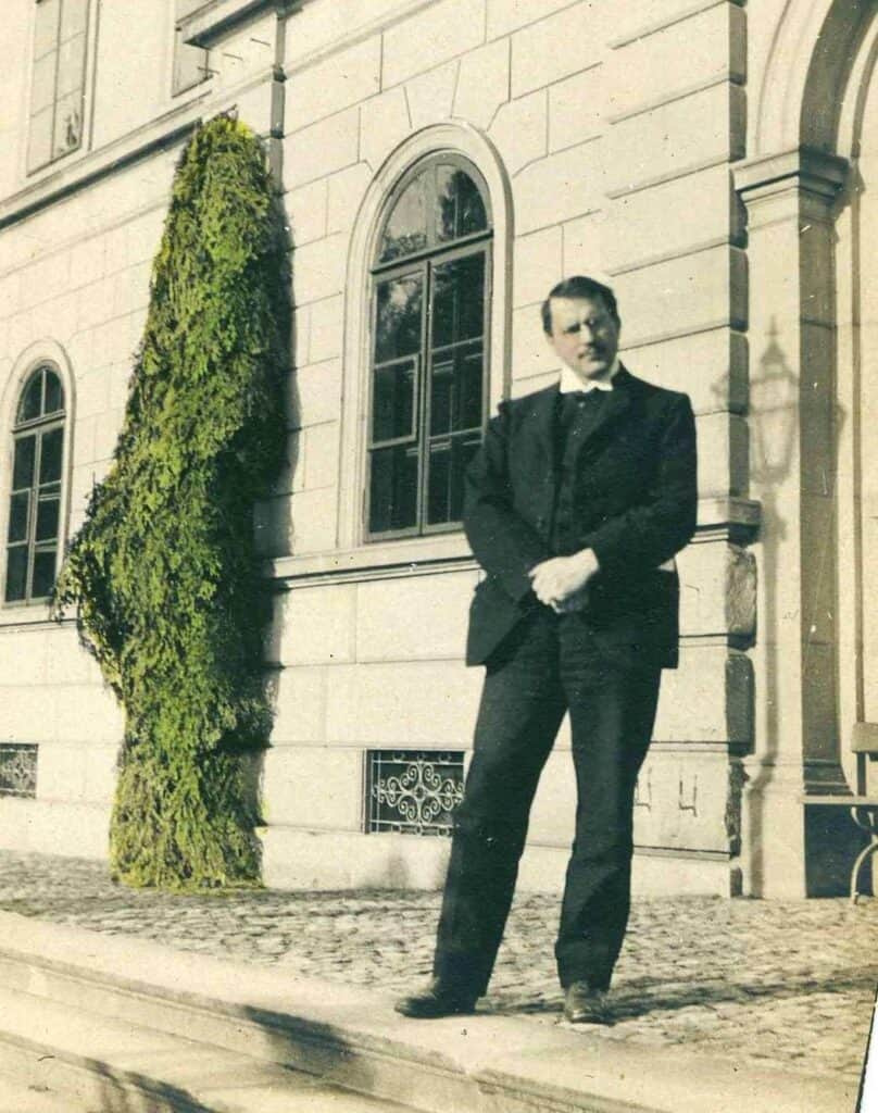 Colorized picture of Jung his late twenties in front of the Burghölzli Hospital in Zurich