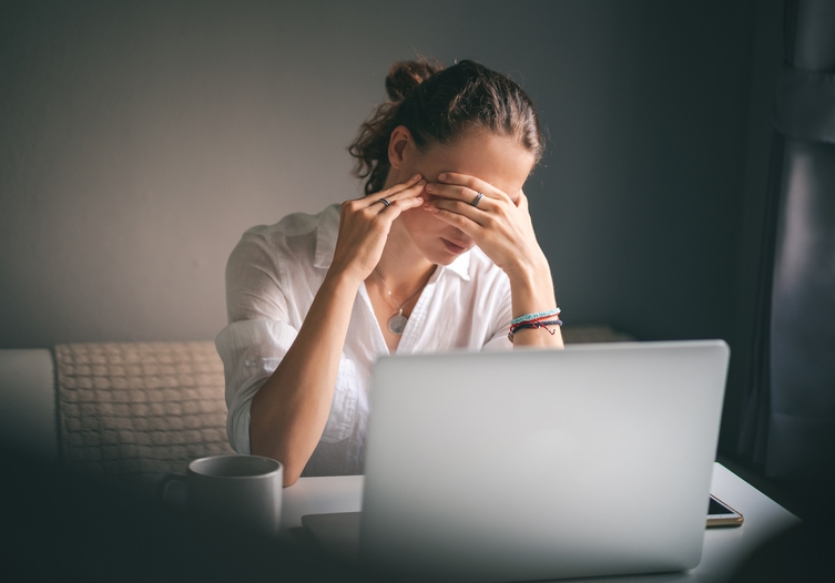 Life Course of ADHD. Pictures shows  a young women sitting in fron of laptop and not beeing able to concentrate