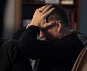 Person with depressin sidding and holding his head in dispair
